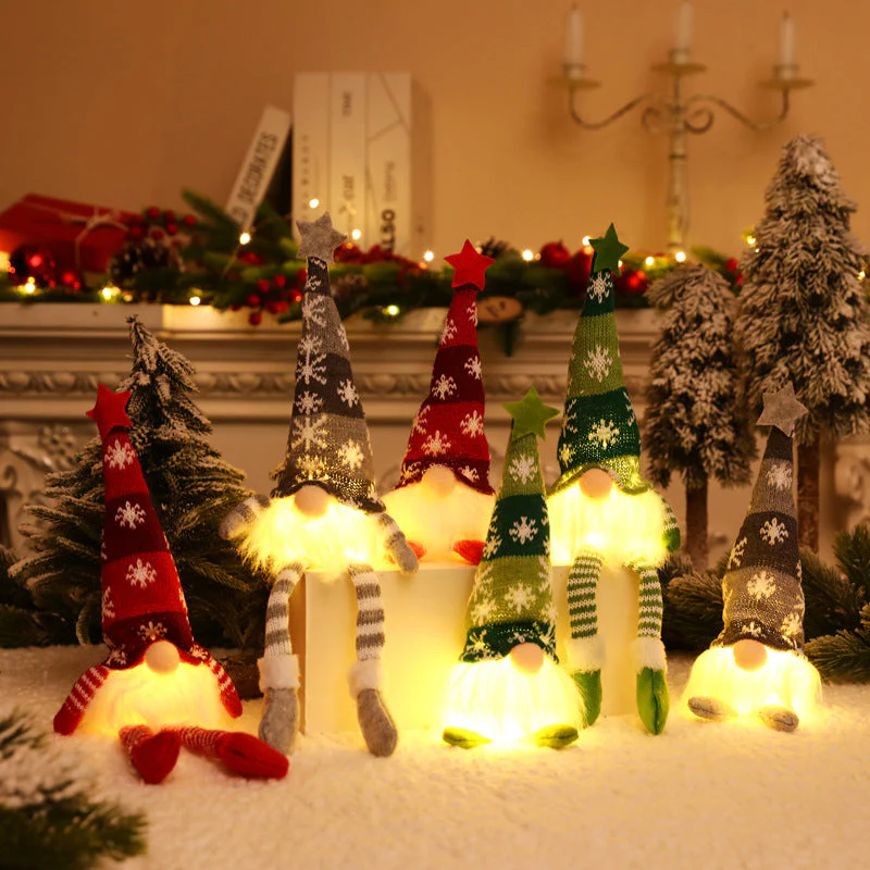 Décoration de Noël à suspendre : guirlande lumineuse avec des gnomes sans visage