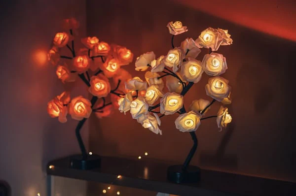 📢📢50 % de réduction !! ⏰🌹✨Veilleuse arbre avec motif fleur de rose, lampe de table alimentée par USB - Image 14